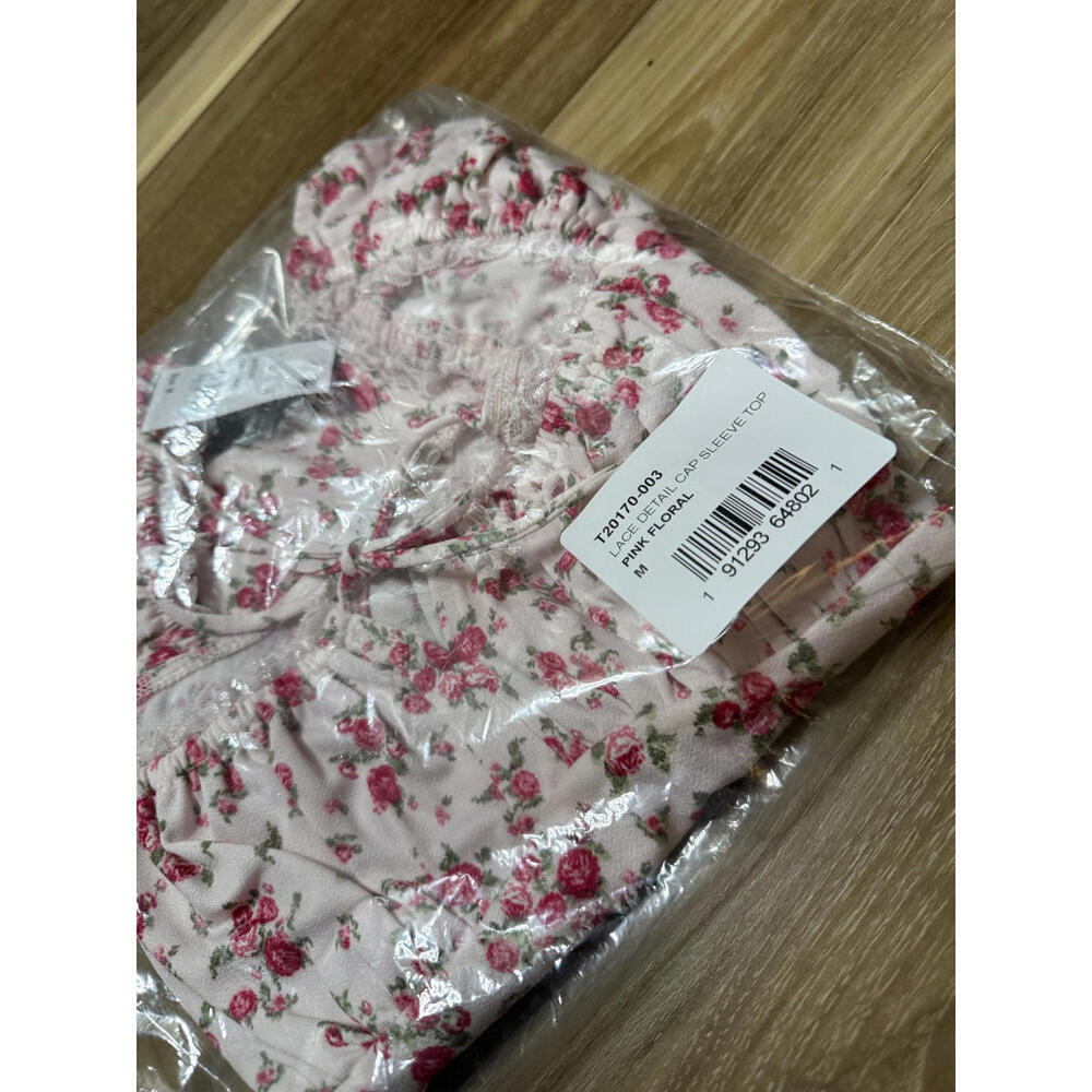 NWT! Lush Lace Trim Cap Sleeve Top in Pink Floral Size Medium - Picture 3 of 6